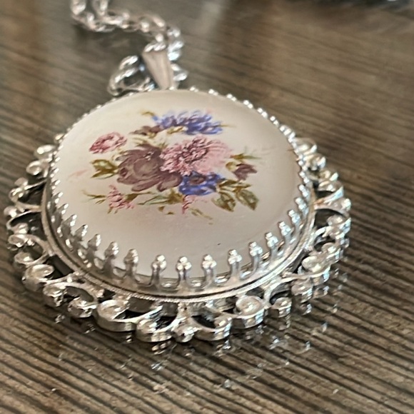 Vintage Whiting & Davis Frosted Floral Cameo, Silver-tone Chain - Picture 7 of 16